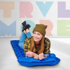 TRVLMORE Slaapmat - Zelfopblazend - 1 Persoons - Ingebouwde Pomp En Kussen - Blauw -Buitenkampeeruitrusting 1200x1200 1084