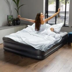 BluMill Luchtbed - 2-persoons - Ingebouwde Pomp - 203x152x36 Cm - Duurzame Keuze -Buitenkampeeruitrusting 1200x1200 1156