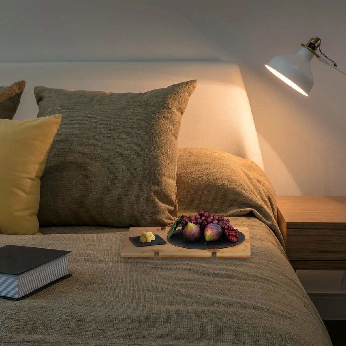 Relaxdays Opvouwbare Picknick Wijntafel - 4 Wijnglazenhouders - Bamboe Dienbladtafel Klein 5 Relaxdays Opvouwbare Picknick Wijntafel - 4 Wijnglazenhouders - Bamboe Dienbladtafel Klein - Afbeelding 3