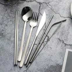 House Of Husk Reisbestek - Reis Bestekset - Chopsticks - Metalen Rietjes Met Borstel - Lepel - Vaatwasserbestendig - RVS - 7 Delig - Zilver 10 House Of Husk Reisbestek - Reis Bestekset - Chopsticks - Metalen Rietjes Met Borstel - Lepel - Vaatwasserbestendig - RVS - 7 Delig - Zilver -Buitenkampeeruitrusting 1200x1200 546