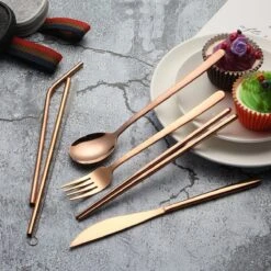 House Of Husk Reisbestek - Reis Bestekset - Chopsticks - Metalen Rietjes Met Borstel - Lepel - Vaatwasserbestendig - RVS - 7 Delig - Rose Goud 11 House Of Husk Reisbestek - Reis Bestekset - Chopsticks - Metalen Rietjes Met Borstel - Lepel - Vaatwasserbestendig - RVS - 7 Delig - Rose Goud -Buitenkampeeruitrusting 1200x1200 593