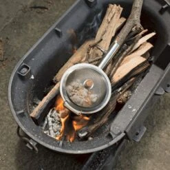 Kikkerland Huckleberry Popcorn Maker - Maak Je Eigen Popcorn - Popcornpan - Kampvuur - Buitenspeelgoed - Buitenspelen - Kamperen -Buitenkampeeruitrusting 1200x1200 597