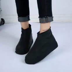 Siliconen Unisex Waterdichte Overschoenen Zwart Maat L 39-44 - Herbruikbaar – Anti Slip Regen Overschoen - Schoenhoesjes - Waterdichte Schoenbeschermers - Regenhoes – Schoenovertrek - Regenlaarzen -Buitenkampeeruitrusting 1200x1200 865