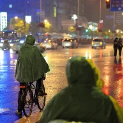 Relaxdays Regenponcho Herbruikbaar - Regenjas Groen - Fietsponcho Lange Mouwen - Festival -Buitenkampeeruitrusting 1200x1200 962