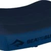 Sea To Summit Aeros Premium - Opblaasbaar Hoofdkussen - Large Navy Blue 2 Sea To Summit Aeros Premium - Opblaasbaar Hoofdkussen - Large Navy Blue -Buitenkampeeruitrusting 1200x676 8