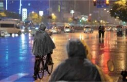 Benson Duurzame Regenponcho Zwart Voor Volwassenen -Buitenkampeeruitrusting 1200x775 4