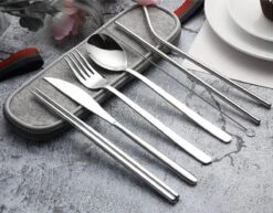 House Of Husk Reisbestek - Reis Bestekset - Chopsticks - Metalen Rietjes Met Borstel - Lepel - Vaatwasserbestendig - RVS - 7 Delig - Zilver 11 House Of Husk Reisbestek - Reis Bestekset - Chopsticks - Metalen Rietjes Met Borstel - Lepel - Vaatwasserbestendig - RVS - 7 Delig - Zilver -Buitenkampeeruitrusting 1200x940 2