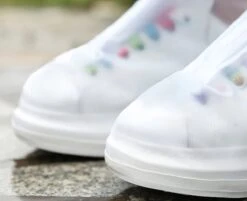 Unisex Waterdichte Overschoenen Met Rits En Aantrekkoord - Maat L 37/38 - Herbruikbaar – Transparant - Anti Slip Regen Overschoen - Schoenhoesjes - Waterdichte Schoenbeschermers - Regenhoes – Schoenovertek - Regenlaarzen -Buitenkampeeruitrusting 1200x975 2