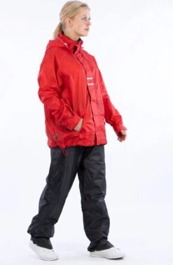 Ralka Regenpak - Senior - Rood/Antraciet - XL -Buitenkampeeruitrusting 785x1200 1