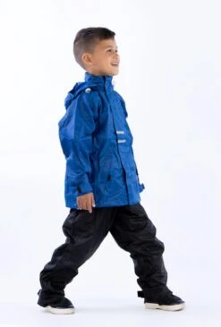 Ralka Regenpak Junior - Irma - Azuurblauw - 140 18 Ralka Regenpak Junior - Irma - Azuurblauw - 140 -Buitenkampeeruitrusting 810x1200 2