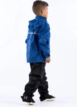 Ralka Regenpak Junior - Irma - Azuurblauw - 140 19 Ralka Regenpak Junior - Irma - Azuurblauw - 140 -Buitenkampeeruitrusting 863x1200